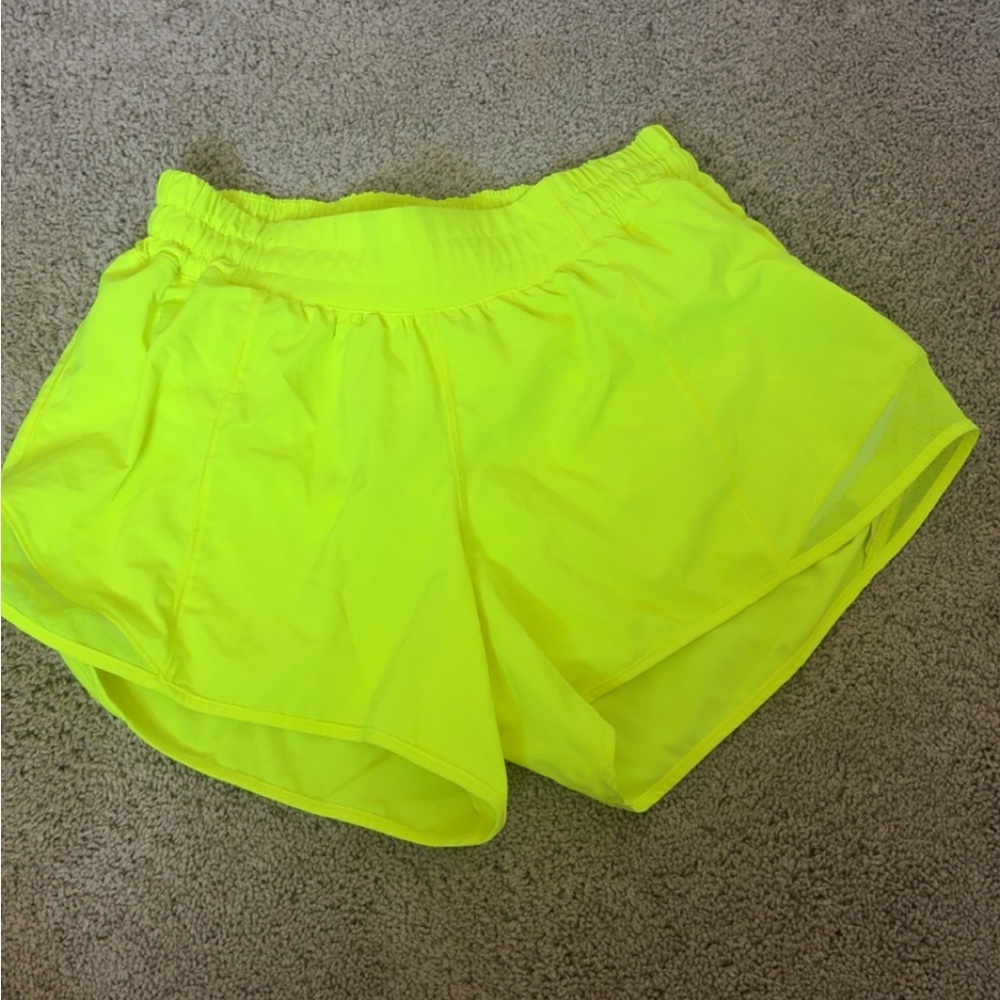 Lululemon Hotty Hot High-Rise 2.5” Shorts Highlight Yellow Size 6